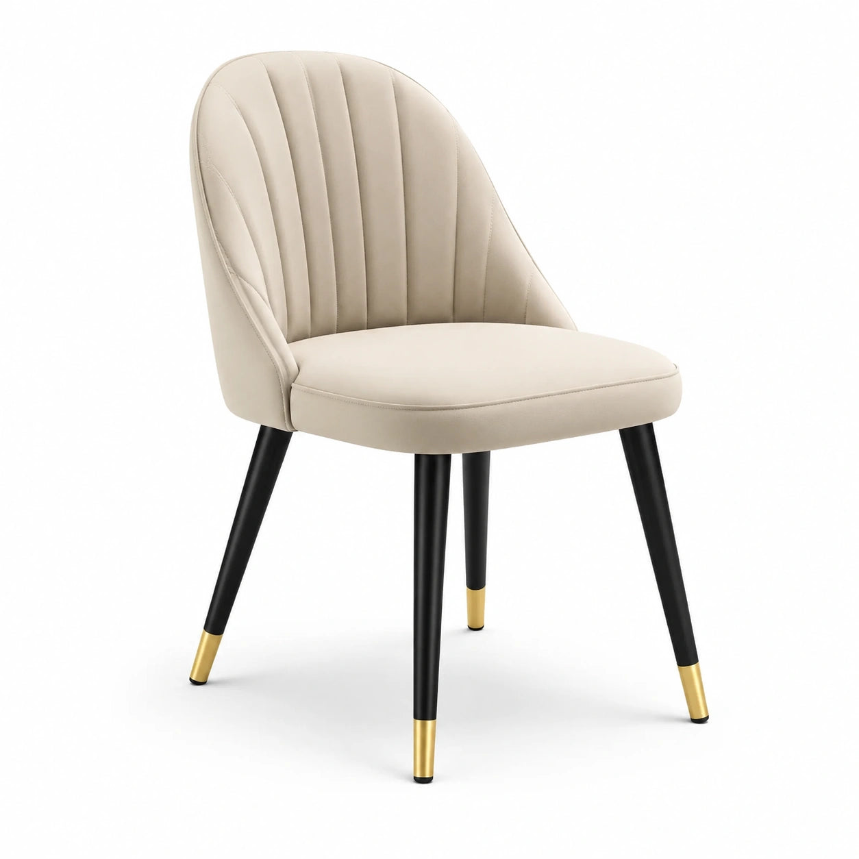 Chaise en velours beige avec pieds en métal noir et embouts dorés