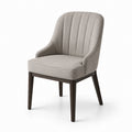 Chaise en bois avec tissu gris clair et dossier incurvé